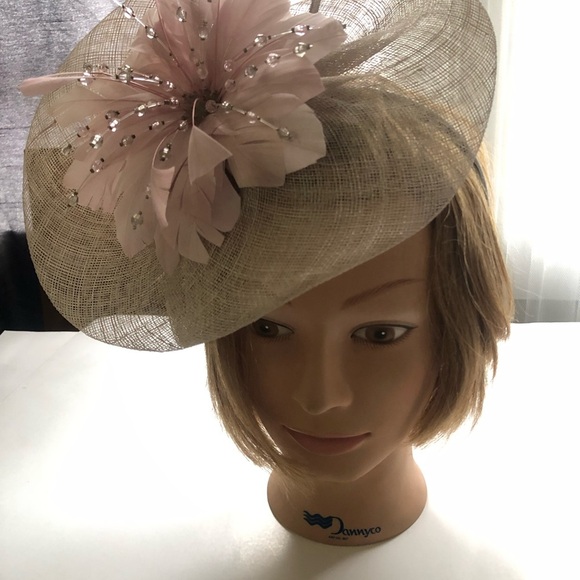 Elegant Pink Fascinator Hat by Jacques Vert. Classy fascinator in pinks. - Picture 8 of 8